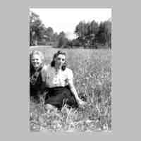 040-0006 Elli Ruecklies und Elsa Gottfried auf der Wiese am Biebergraben. Im Hintergrund  das  Waeldchen von Bauer  Perl.jpg
